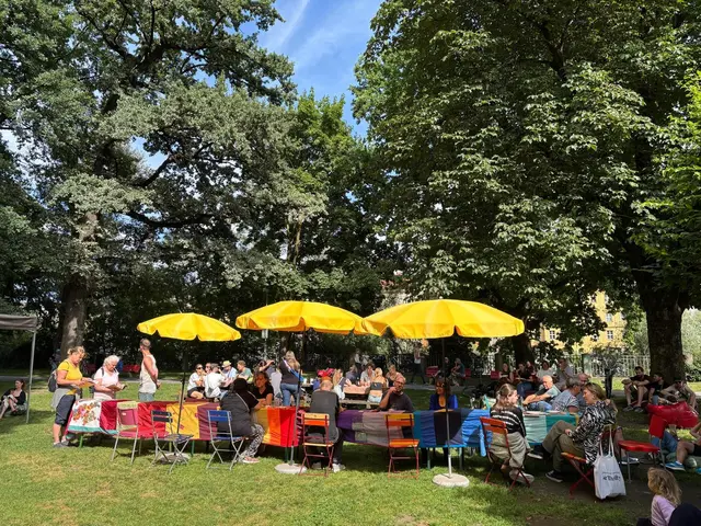 Trotz des Regens am vormittags waren am Nachmittag beim Knödelfest die Sonnenschirme nötig.  | Foto: Königer