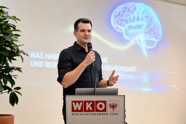 Markus Kirchmair ist Autor und KI-Experte. Er referierte in der WK Schwaz.  | Foto: WKO 