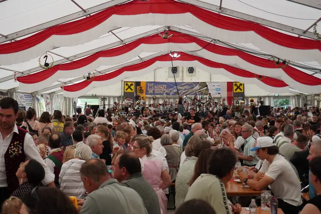 LR Cornelia Hagele dirigierte im Festzelt die MK Neustift | Foto: Kainz
