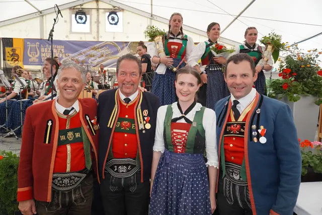 Die Bezirksobleute Roland Lener, Madeleine Kindl und Klaus Schmölzer mit Bezirksstabführer Johann Eller von der MK Gries (2.v.l.), der das Verdienstzeichen in Gold überreicht bekam. | Foto: Kainz
