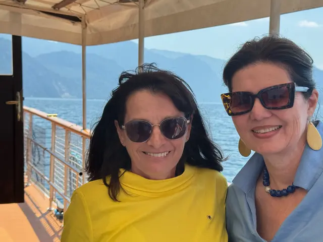 Andrea Göschlberger übergibt an Martina Berner. | Foto: Lions Club Traunsee Allegra 