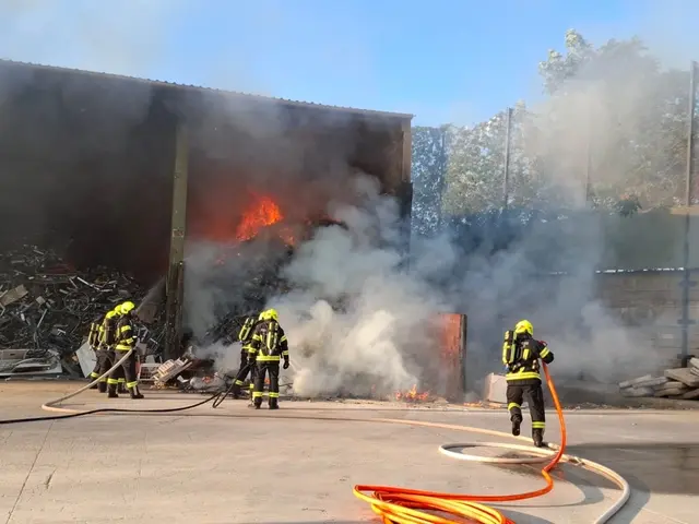 Ein Großbrand auf dem Gelände eines Entsorgungsunternehmens forderte einen stundenlangen Großeinsatz mehrerer Feuerwehren. | Foto: FF Absdorf