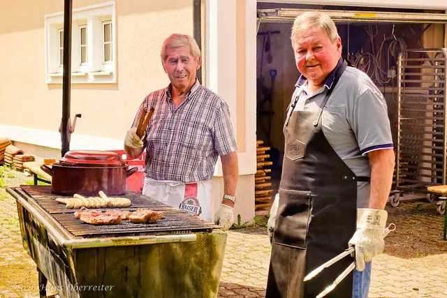 Trotz hochsommerlicher Temperaturen von über 35 Grad ließen sich die Gäste die Köstlichkeiten der beiden Grillmeister Alois und Josef schmecken. | Foto: Hans Oberreiter