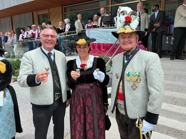 Bgm. Klaus Gasteiger (Kaltenbach), WKO-Präsidentin Martha Schultz und Regimentskommandant Herbert Empl.  | Foto: privat