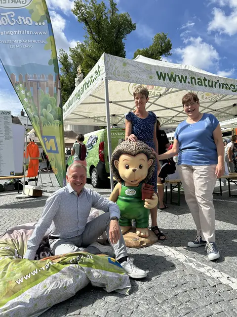 Bürgermeister Josef Ramharter, das „Natur im Garten“-Maskottchen Igel Nig, Nationalratsabgeordnete Martina Diesner-Wais und Christa Lackner von "Natur im Garten" | Foto: Stadtgemeinde Waidhofen/Thaya