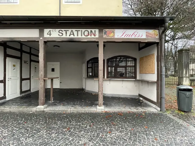 Am Unteren Stadtplatz in Hall kommt es aufgrund von Sanierungsarbeiten an der Busbucht in den kommenden Wochen zu umfangreichen Verkehrsänderungen und einer Verlegung der Haltestelle. 