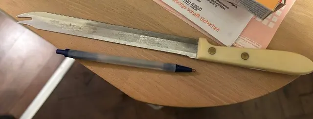 Mit diesem Messer soll ein 54-Jähriger in seiner Wohnung Polizeikräfte bedroht haben. | Foto: LPD Wien