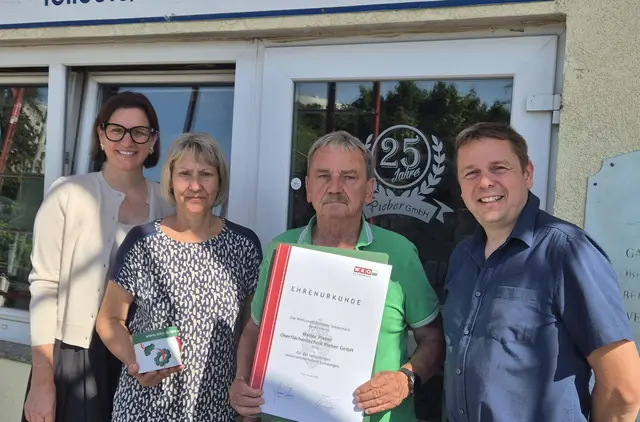 Eine Ehrenurkunde gab es für Annemarie und Walter Pieber (M.), die seit fast 30 Jahren ihren Galvaniker-Betrieb in graz betreiben. | Foto: WKO