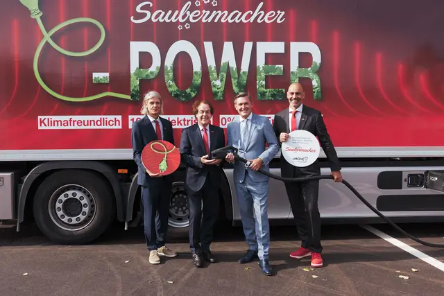 v.l.n.r.: Stephan Roth, Mitglied des Aufsichtsrates Saubermacher; Hans Roth, Saubermacher Gründer;
Peter Hanke, Mobilitätsminister; Berthold Kren, Segmentleiter Österreich Saubermacher | Foto: Saubermacher/eap.at