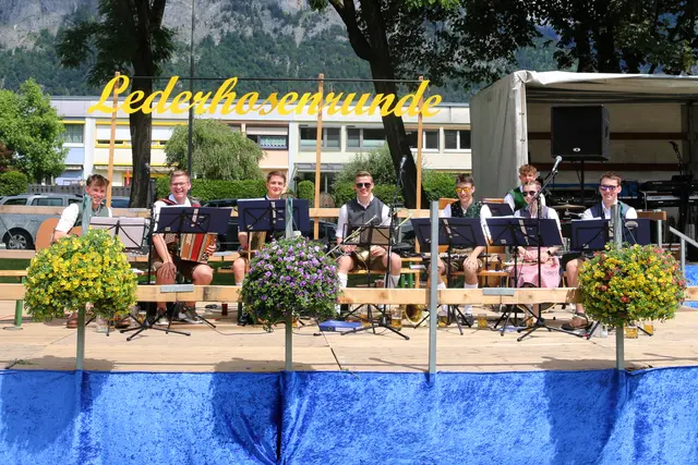 Fotoeffekt: Junge und ältere Musikanten spielen nicht am Rande des Völser Badl Swimmungpools - hier handelt es sich um eine raffinierte Dekoration. | Foto: Lederhosenrunde