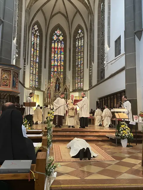 Der aus Marchtrenk stammenden und in Hall in Tirol wirkenden Franziskaner Adam Bergmann wurde zum Priester geweiht. | Foto: OFM Austria / Christoph Bergmann