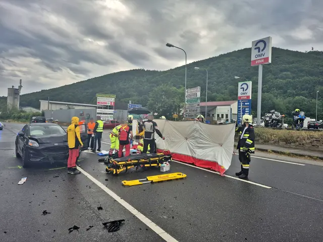 Sichtschutz für die verletzte Motorradfahrerin. | Foto: FF Alland
