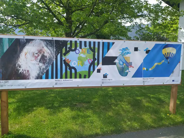 Ein Gemälde steht auf einer Wiese