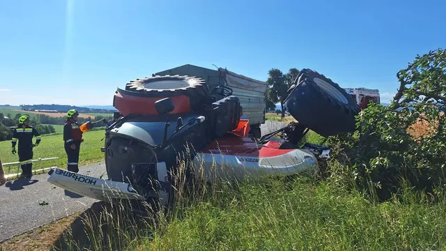 Ein Traktor mit Anhänger war in den Straßengraben geraten und umgestürzt – der Lenker blieb unverletzt.
 | Foto: Bfkdo Amstetten / FF Meilersdorf