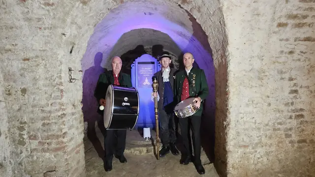 Das Viertelfestivalprojekt „Loch’n und Leich’n im Kölla“ verwandelte die Wolkersdorfer Klostergasse in einen außergewöhnlichen Kulturort. | Foto: babü Wolkersdorf