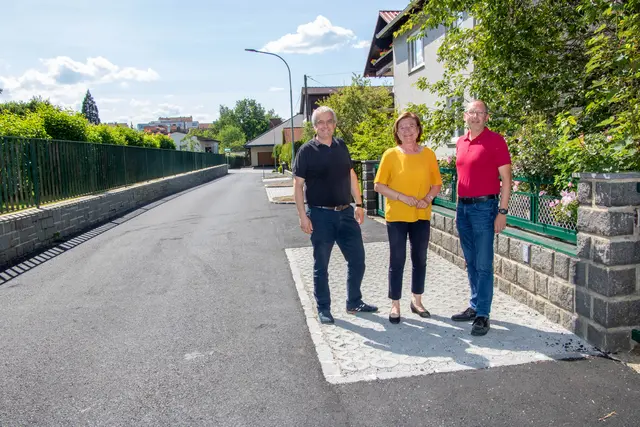 Bürgermeisterin Helga Rosenmayer, Infrastrukturstadtrat Martin Preis und Stadtbaudirektor Michael Prinz machten sich vor Ort ein Bild vom neu sanierten Straßenzug. | Foto: Stadtgemeinde Gmünd/Harald Winkler