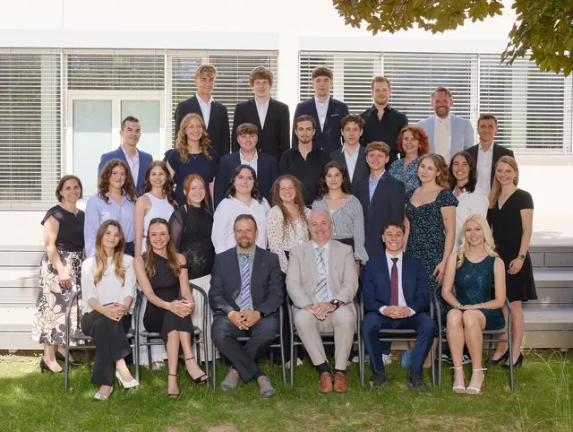 5ADD (Design- und Digitalisierungsmanagement)
Erste Reihe von links:
Hannah Wolfslehner, Paula Kordon, KV: Mag. Martin Kletzmayr, Dir. Mag. Ewald Staltner MAS MSc, Marco Ghaly, Christina Benda
Zweite Reihe von links:
Doris Zauner, MEd MSc, Laura Freidhager, Laura Hirsch, Marie Erler-Heimel, Lajla Softic, Katharina Elser, Alexandra-Marie Bindlehner (gE), Daniel Groß, Sara Abel, Alina Huber, Mag. Sonja Winter-Gumpinger
Dritte Reihe von links:
Mag. Thomas Stockmaier, BSc, Selina Kammerhuber (gE), David Mayr (gE), Lucca Rittenschober, Csongor Horvath, OStR. Mag. Belinda Steinhuber, Ing. Martin Illich-Edlinger, MSc
Vierte Reihe von links:
Leon Cwiertnia, Luca Huber, Fabian Wimmer (gE), Tobias Donner (gE), OStR Mag. Günter Mitter, MAS

 | Foto: Reisenberger Susanne
