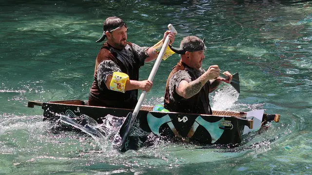 Das Team "De Zuagroasstn", Florian Koppelstätte und Julian Goller kam beim Gaudi-Bewerb auf der Ager auf Platz eins. | Foto: Helmut Klein
