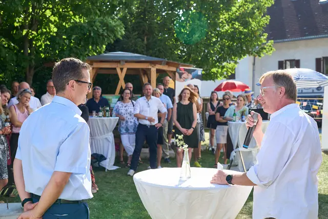 Obmann Andrä Fankhauser und Geschäftsführer Albuin Neuner vom Regionalmanagement Innsbruck-Land begrüßen die Gäste des Regionsdialogs 2026 | Foto: Regionalmanagement Innsbruck-Land 