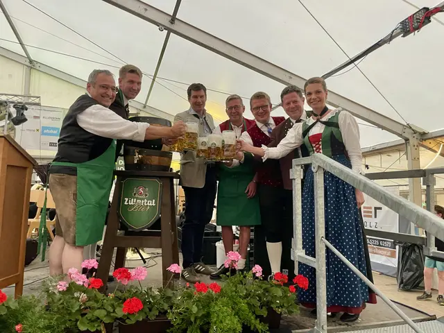 Beim Bieranstich v.l.: Bgm. Peter Lanthaler, MK-Obmann Marco Bensch, Zillertalbier-GF Martin Lechner, Verkaufsleiter Roland Jura, Zellerndorf-Kpm. Thomas Winalek, Kpm. Andreas Töchterle und Veronika Lacher, die als Instrumentenspende von Zillertalbier ein Saxophon bekam.
 | Foto: Kainz