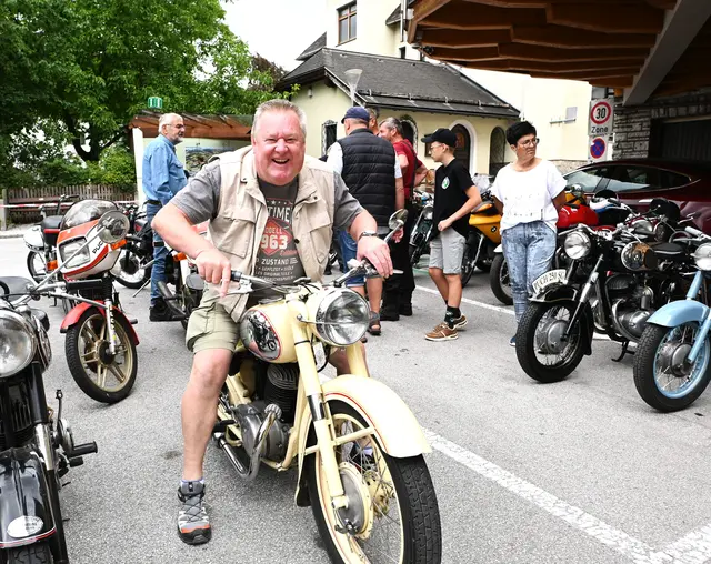 Helmut Ernst aus Puch auf seiner prächtigen "Maschin." | Foto: Josef Wind