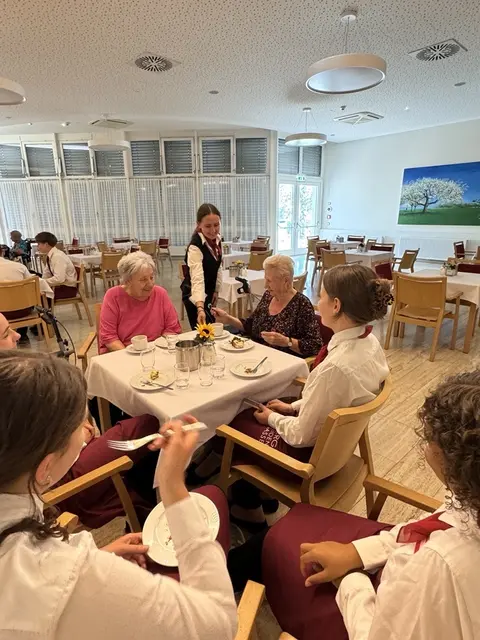 Schülerinnen und Schüler der Bergheidengasse mit Bewohnerinnen und Bewohner eines Pensionisten-Wohnhauses von „Häuser zum Leben“ | Foto: Sandra Edlinger