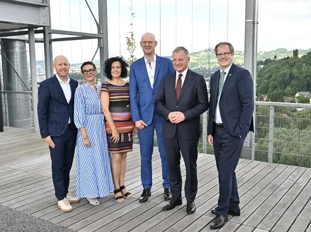 Von links: JKU Vizerektor Alexander Freischlager, Vizerektorin Christiane Tusek, Vizerektorin Alberta Bonanni, Linz Stadtrat Thomas Gegenhuber (SPÖ), Landeshauptmann Thomas Stelzer(ÖVP), JKU Rektor Stefan Koch | Foto: JKU