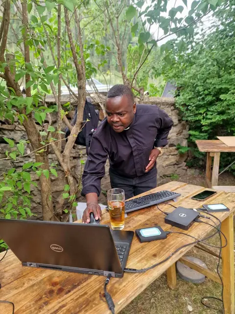 Pfarrer Kaweesa schlüpfte in seine Rolle als „DJ Gugganig“. | Foto: Pfarre Mallnitz