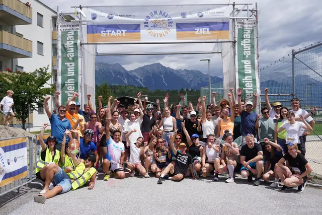 Alle teilnehmenden Teams und die fleißigen Helfenden strahlten nach einem erfolgreich absolvierten Triathlon.  | Foto: AMG/ SV Natters
