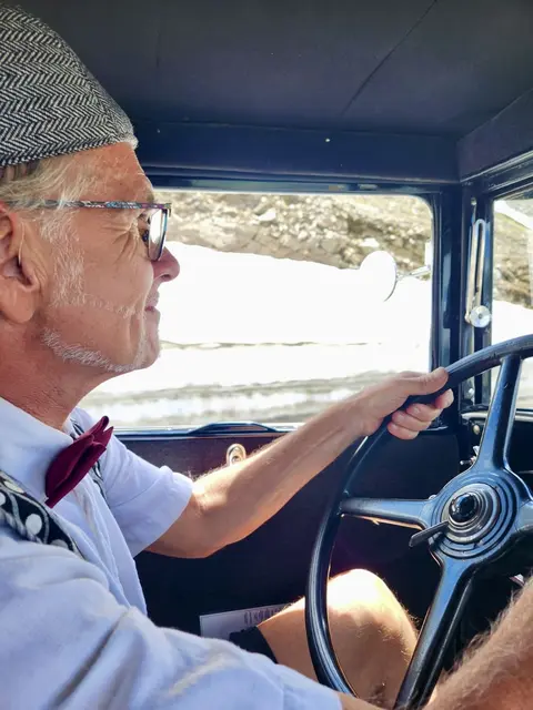 Der historische Ford zog unterwegs zahlreiche interessierte Blicke auf sich. | Foto: Hannes Schmid