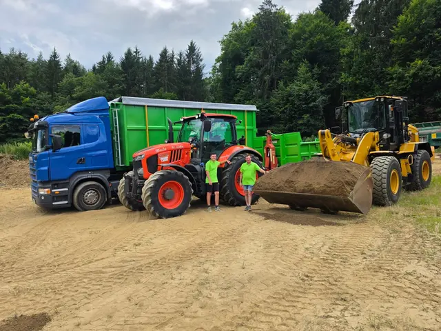 Grünschnitt und Holz werden vor Ort übernommen und zu einer wertvollen Erdenmischung für Hochbeet
sowie gesiebten Humus mit Kompostanteil verarbeitet. | Foto: Gärtnerei - Kompostanlage Nast