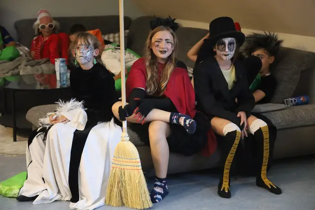 Siebenmal volles Haus: Die „Ursis Theaterflöhe“ der Volksschule Gnas überzeugten mit ihrer humorvollen Hexengeschichte. | Foto: Johann Schleich