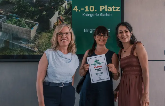Brigitte Held aus Heimschuh (Mitte) wurde für ihren naturnahen Garten ausgezeichnet. | Foto: Markus Wohlkönig