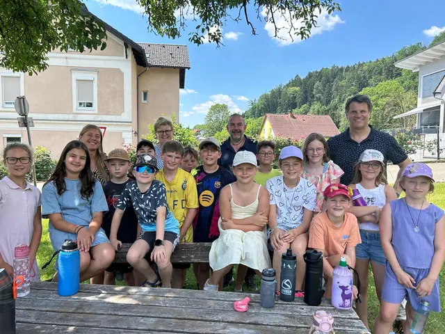 Eine Gruppe Schüler und 4 Erwachsene