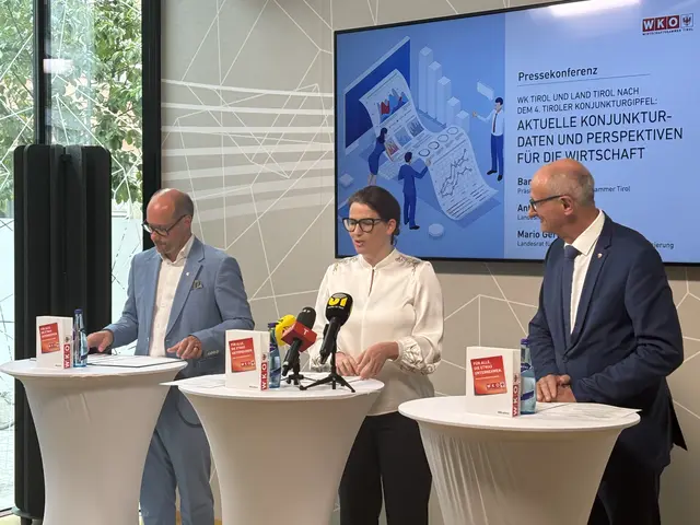 WK-Präsidentin Barbara Thaler mit LH Anton Mattle (r.) und Wirtschaftslandesrat Mario Gerber (l.) | Foto: MeinBezirk