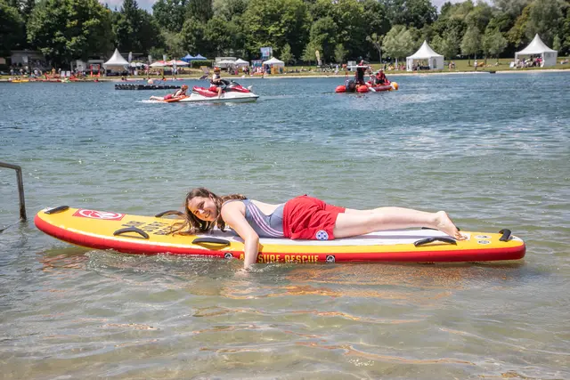 Insgesamt präsentierten sich am Badesee in Liefering zehn Vereine. Zum Schnuppern für die Besucherinnen und Besucher gab es Tauchen, Riversurfing, Rudern, Triathlon, Schwimmen, Synchronschwimmen, Wasserball, Stand-up-Paddling, Wildwasserkajak und Kanupolo. | Foto: Stadt Salzburg/Anna Pirato