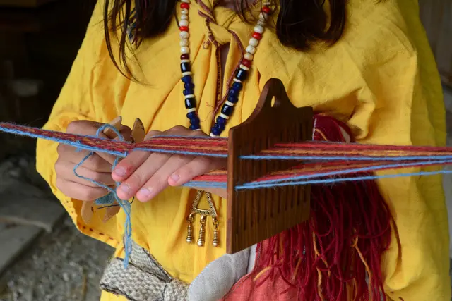 Am Samstag und Sonntag, 18. und Sonntag, 19. Juli, lädt das Keltendorf Mitterkirchen zu einer spannenden Reise in die Welt von Schmuck und Mode vergangener Zeiten ein. Am Bild: Kammweben.
 | Foto: Keltendorf Mitterkirchen