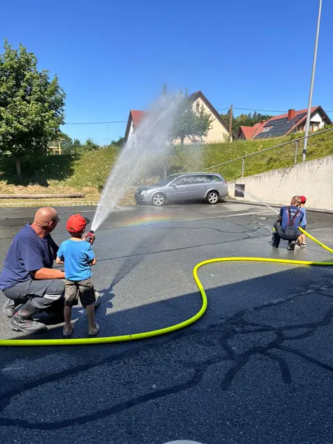Spielerisch lernen: Die Kinder des Pfarrkindergartens Leutschach probierten unter Anleitung der Feuerwehr erste Maßnahmen zur Brandbekämpfung aus. | Foto: Feuerwehr