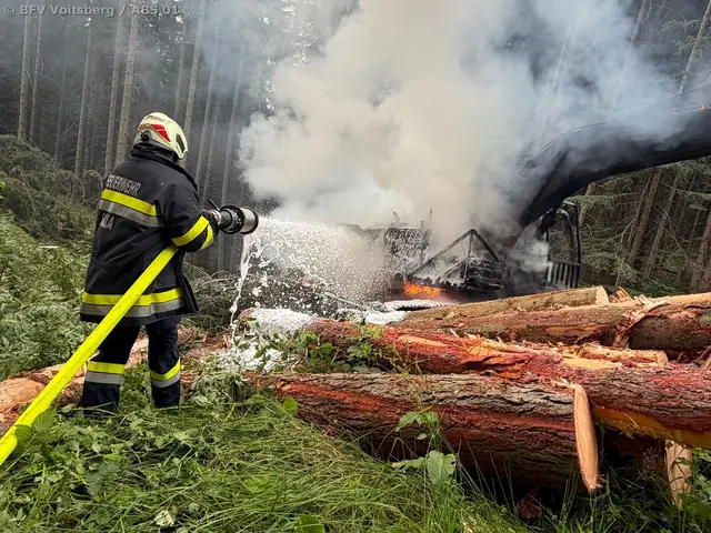 Mit schwerem Atemschutz rückten die Feuerwehrleute vor. | Foto: Dominik Kinzer/FF Maria Lankowitz