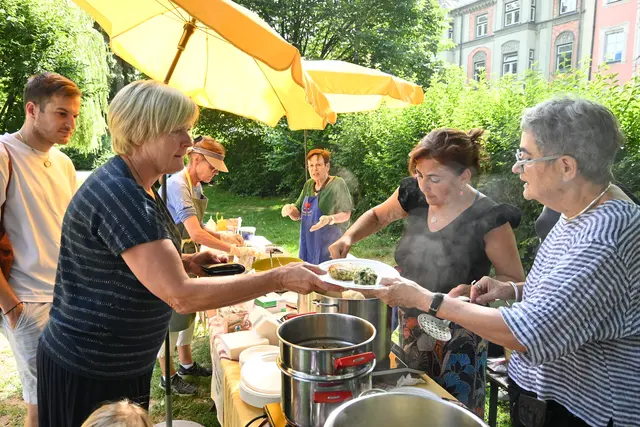 Alle Knödelvariationen kamen beim Knödelfest im Waltherpark sehr gut an. Gegen eine Spende konnte man sich durchtesten und schlemmen.  | Foto: Königer