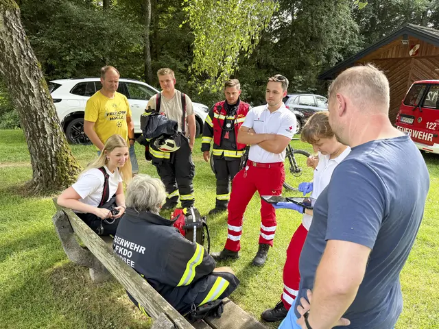 Feuerwehr, Rotes Kreuz und Wasserrettung fanden die vermisste auf einer Holzbank beim Bootshaus. | Foto: C. Stoxreiter