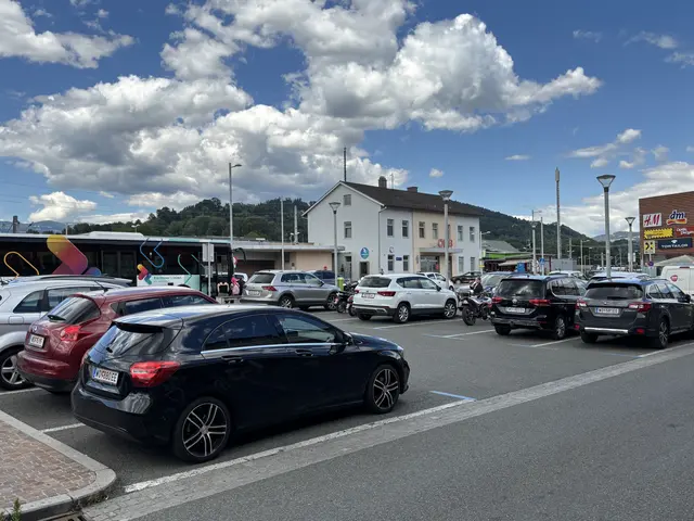 Auf dem Parkplatz beim Bahnhof nahe dem Einkaufszentrum gibt es nur wenige schattenspendende Bäume. Gerade an heißen Sommertagen heizen sich die großen Asphaltflächen stark auf. | Foto: MeinBezirk.at/Bernice Binder