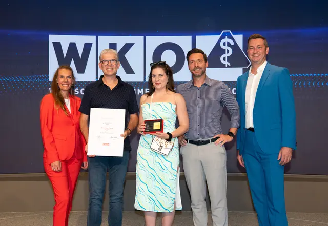 Fachgruppengeschäftsführerin Monika Nowotny (l.) und Innungsmeister Michael Wögerer (r.) ehrten das Dental-Labor Fischer aus Steyr für 80 Jahre Mitgliedschaft im Branchenverbund. | Foto: Cityfoto