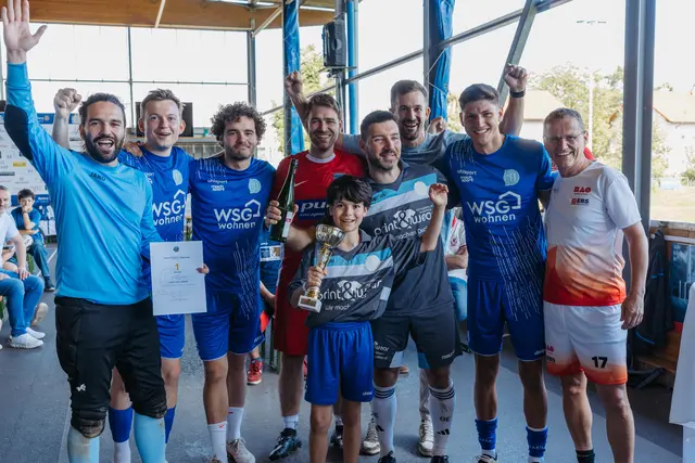 Gewinnerteam Generation O-Beine mit Torschützenkönig Felix Summereder (10 Jahre) und seinem Papa Christian Summereder, der auch in der Ärztenationalmannschaft spielte (in rot). | Foto: MecGreenie