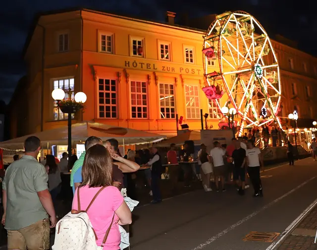 Ein absoluter Hingucker: das beleuchtete Riesenrad. | Foto: Hörmandinger
