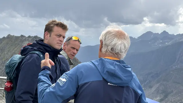 Landesrat Kaineder und Gletscherexperte Reingruber mit Bergführer-Legende Kilian Volken, der sein Wissen zum Aletschgletscher mit der Delegation teilte. | Foto: MeinBezirk OÖ
