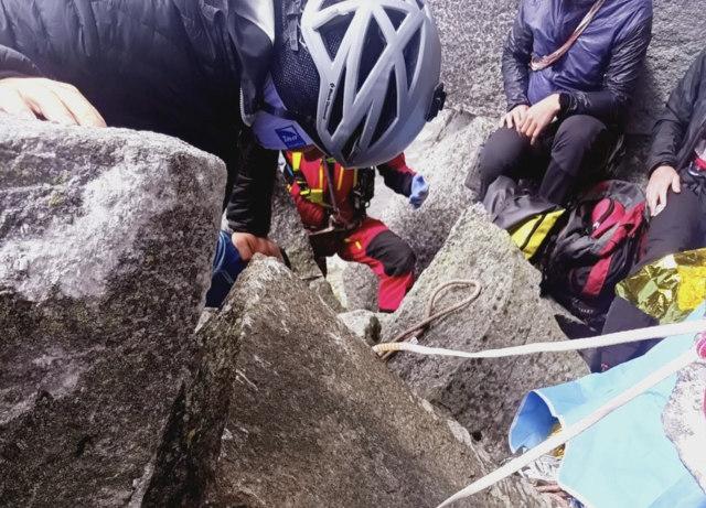 Ein circa 200 Kilogramm schwerer Stein soll sich aus derzeit unbekannter Ursache gelöst und die Beine des 38-Jährigen eingeklemmt haben. | Foto: Bergrettung Lieser-Maltatal