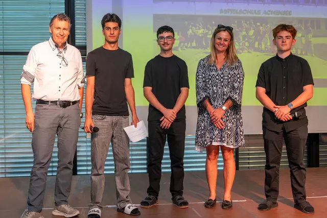 vlnr: Direktor Friedrich Hellmayr, Ebu Yildiz, Seyhan Yorgun, Direktorin MS-Achensee Karin Prassnigger-Havaux, BEd und Evrensah Yilmaz