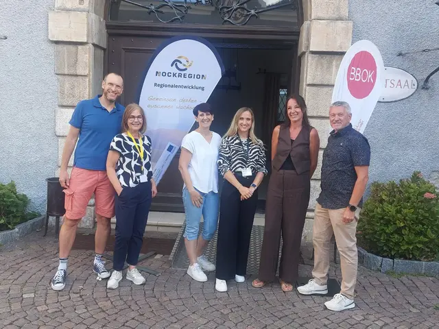 V.l.: Gunnar Sandrisser (Lehrer MMS Gmünd), Claudia Platzner (Regionalverband Nockregion), Alexander Huber (MS Rennweg), Nadine Feichter (BBOK), Ina Steinwender (Direktorin MMS Gmünd) und Claus Faller (Bürgermeister Gmünd) | Foto: BBO Kärnten