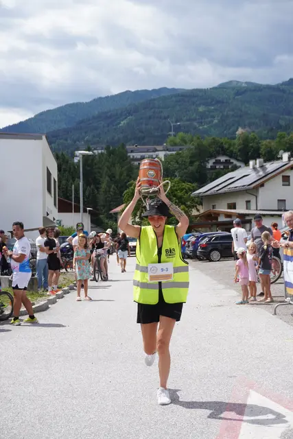 Mit Bierfass ins Ziel: Das war eines der Highlights beim Bewerb.  | Foto: AMG/ SV Natters